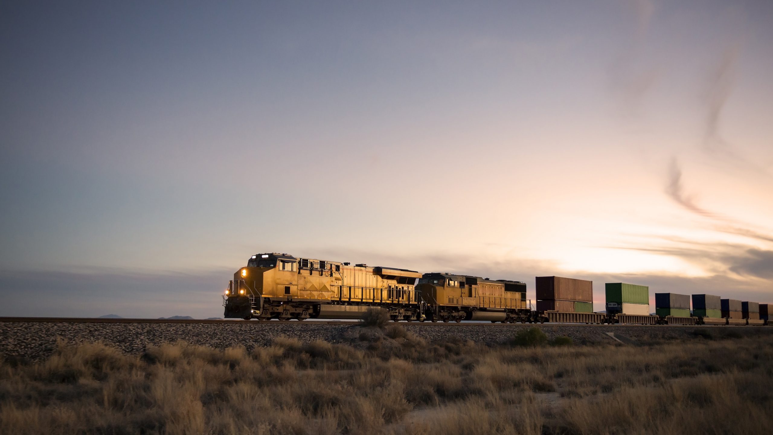 All About The Difference Between Passenger and Freight Trains